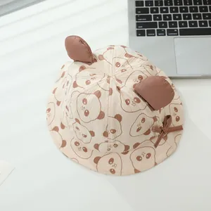 Detailansicht eines cremefarbenen Baby-Fischerhuts mit Pandadruck und 3D-Ohren