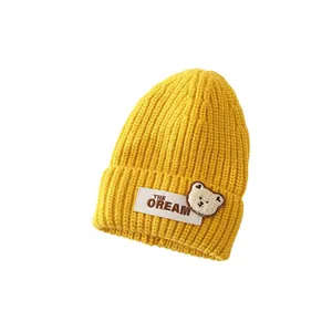 Gorro de punto amarillo jengibre para bebé con parche de oso y dobladillo acanalado