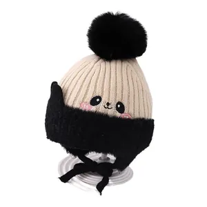Winter-Strickmütze für Babys mit Panda-Design und großem Pelz-Pompon in Beigeweiß