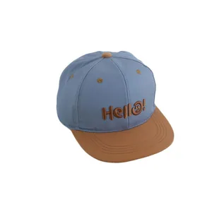 Cappellino da bambino blu e marrone con ricamo Hello e sorriso su sfondo bianco