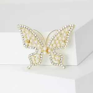 Élégante broche papillon dorée avec perles blanches et strass brillants pour tailleur