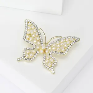 Broche papillon dorée élégante avec strass et perles pour tailleurs de dames chic