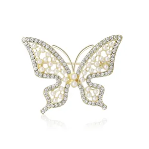 Broche papillon élégante avec perles et strass sur placage en métal doré brillant