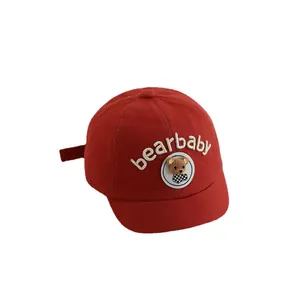 Berretto rosso in cotone per neonati con toppa a orsetto e scritta bearbaby ricamata