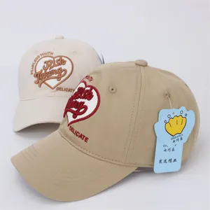 Casquettes de baseball en coton beige et kaki avec broderie cœur et lettrage style urbain