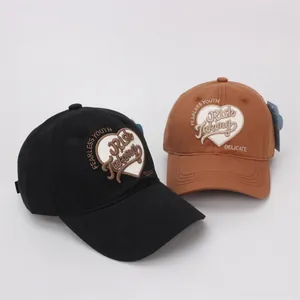 Détail de la broderie sur casquettes de baseball en coton de couleur marron et noir