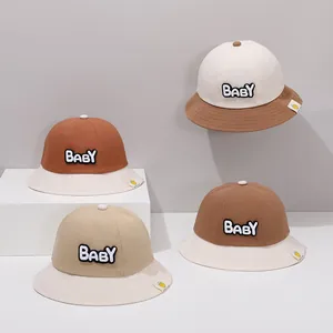 Detailansicht von Baumwoll-Fischerhüten für Babys mit BABY-Stickerei und Kronen-Label