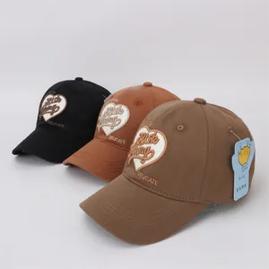 Casquette hip hop enfant avec broderie cœur en noir, caramel et couleur café