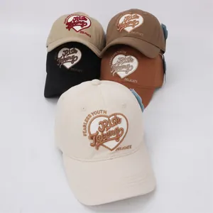 Détail de cinq casquettes de baseball avec broderie Fearless Youth et Risk Taking