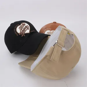 Casquette baseball enfant avec broderie cœur et sangle métallique réglable en 3 coloris