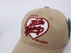 Détail de la casquette en coton kaki avec broderie coeur Fearless Youth