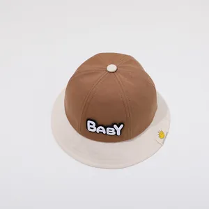 Detailansicht eines Baby-Sonnenhutes mit Bestickung und weichem Kontrastrand