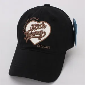 Détail de la broderie cœur 3D Fearless Youth sur une casquette en coton noir
