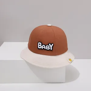 Detail von Baby Sonnenhut mit BABY-Stickerei und Kronen-Label auf Baumwollstoff