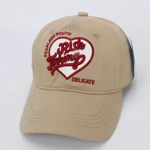 Gros plan sur une casquette kaki avec broderie cœur et lettrage Fearless Youth