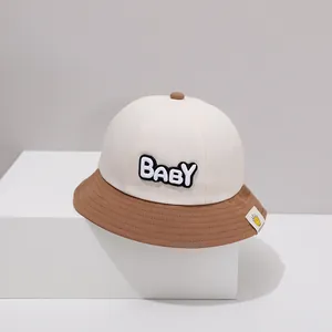 Detailaufnahme der Baby-Sonnenhut mit BABY-Stickerei und Kronen-Label aus Baumwolle