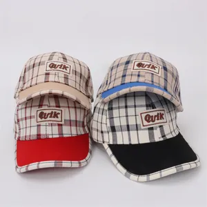 Lot de quatre casquettes de baseball à carreaux pour enfants avec écussons Quik