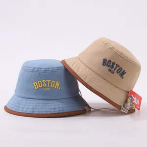 Dettaglio del ricamo Boston e bordo a contrasto su cappelli a secchiello bimbi