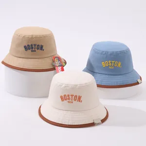 Dettaglio di cappelli pescatore per bambini in tre colori con ricamo Boston 1630