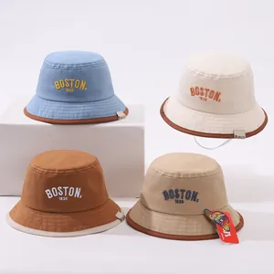 Dettaglio di cappelli da sole in cotone in quattro colori con ricamo Boston 1630 e bordi