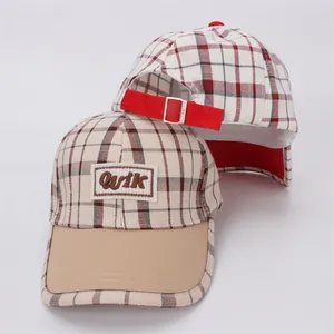 Détail de la casquette plaid pour enfants avec broderie Qvik et boucle réglable