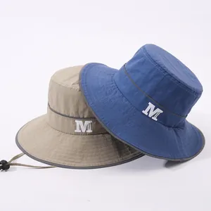 Cappelli alla pescatora per bambini blu e kaki con ricamo M e cordino regolabile