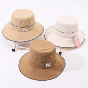 Dettagli di cappelli da sole per bambini con bordi riflettenti e cinturino regolabile