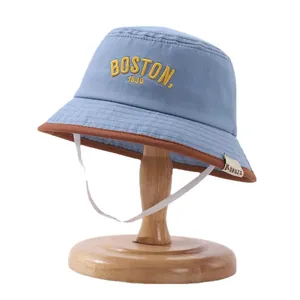 Cappello da pescatore bimbi azzurro con ricamo BOSTON giallo e laccio bianco