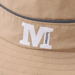 Cappello da pescatore kaki per bambini con tesa larga e lettera M bianca parasole