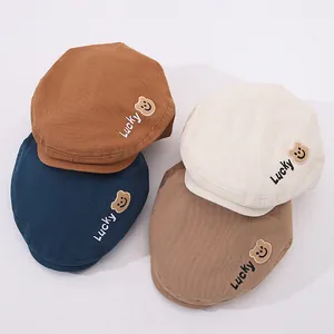 Berretto per Bambini con Ricamo a Orsetto e Lettera Lucky Regolabile in Cotone Cappello Piatto per Ragazzi e Ragazze Moda Accessori