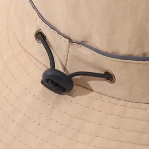 Dettaglio del cappello da sole kaki con coulisse regolabile e occhielli in metallo