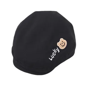 Berretto nero per bambini con ricamo orso Lucky, cappello alla moda primaverile unisex