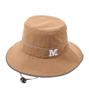Cappello da sole per bambini a tesa larga con ricamo lettera M e bordo riflettente