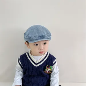 Béret vintage en jean pour enfants avec pull sans manches bleu marine et chemise blanche