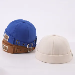 Vue détaillée des bonnets docker en toile avec boucles réglables en trois coloris