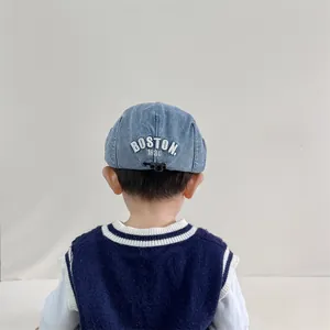 Béret vintage en denim bleu clair pour enfants avec broderie BOSTON et cordon réglable