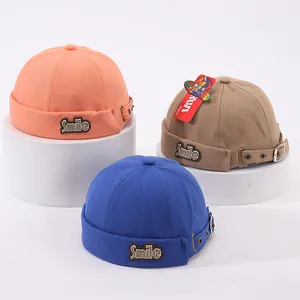 Detailansicht stilvoller Kinder Docker-Mützen in Blau, Orange und Khaki mit Smile-Patches