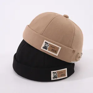 Bonnets Docker en coton pour enfants en kaki et noir avec écusson ours mignon