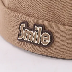 Beigefarbene Baumwoll Docker Mütze für Kinder mit 3D Smile Logo für den Herbstmode