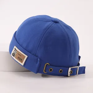 Détail de la boucle en métal réglable et de la texture en toile bleue du bonnet enfant