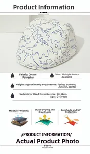 Détail du béret pour bébé en coton mélangé avec motifs dinosaures bleus et tissu respirant