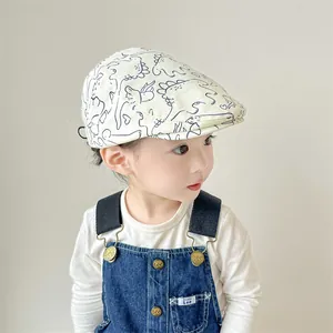 Béret enfant en toile à motif de dinosaures avec des graphismes de dessins animés