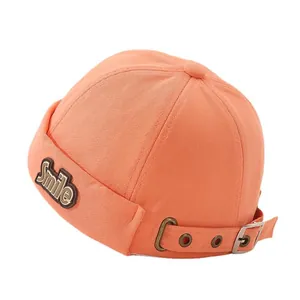 Kinder-Docker-Mütze in Orange mit Smile-Aufnäher und verstellbarer Metallschnalle