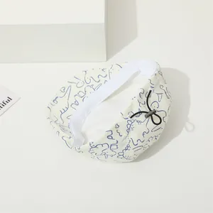 Détail de béret pour bébé avec sangle élastique réglable et boucle de serrage en plastique