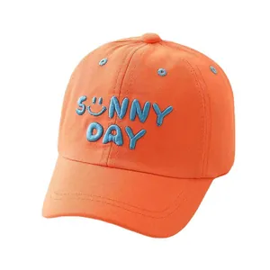 Orangefarbene Kinder-Baseballkappe mit blauer SUNNY DAY Bestickung und Smiley