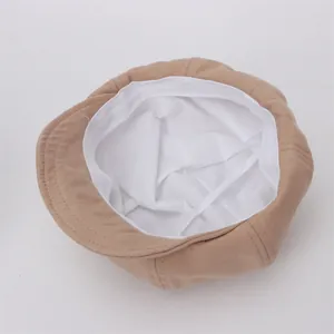 Vue interne du béret en coton kaki montrant la doublure blanche et le cordon réglable