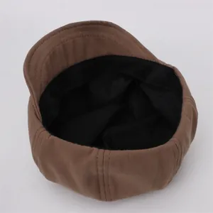 Détail de la doublure noire et de la bande anti-transpiration de la casquette marron