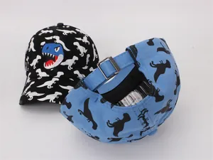Detail van metalen gesp en dinosaurusborduurwerk op de honkbalpetten voor kinderen