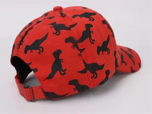 Achteraanzicht van rode kinderpet met zwarte dinosaurusprints en verstelbare metalen gesp