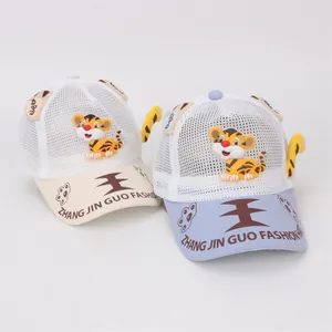 Détail de casquettes filet pour bébé avec tigre 3D mignon et maille arrière respirante